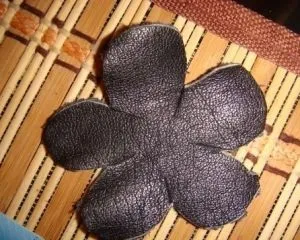 Брошки зі шкіри