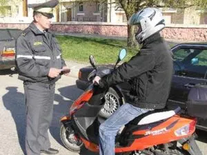 Чи потрібні права на керування мопедом або скутером