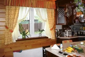 Оформлення маленького вікна шторами і фіранками для дерев'яного будинку або лазні (вікна) Оформлення маленького вікна шторами і фіранками для дерев'яного будинку або лазні