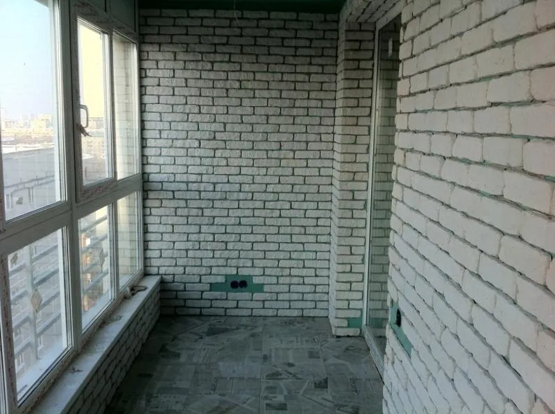 Оздоблення балкона цеглою фото