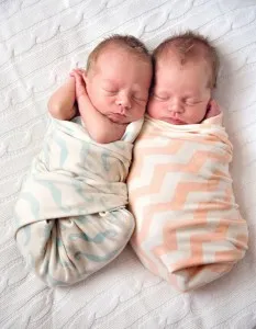 Сповивати чи не сповивати новонародженого, жіночий журнал (новонародженого) Сповивати чи не сповивати новонародженого, жіночий журнал