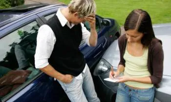 Потрапив в аварію без страховки я не винен (винуватець аварії має) Потрапив в аварію без страховки я не винен