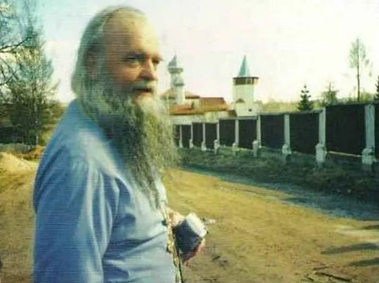 З усього було видно, що це не земна людина »(видно) З усього було видно, що це не земна людина »