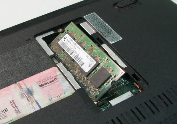 П'ятий елемент - нарощуємо пам'ять (ram) нетбука - на прикладі asus eeepc 1001p (болти секції оперативної) П'ятий елемент - нарощуємо пам'ять (ram) нетбука - на прикладі asus eeepc 1001p