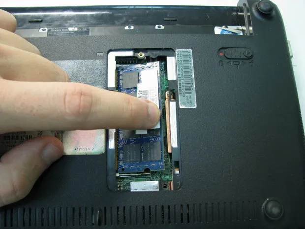 П'ятий елемент - нарощуємо пам'ять (ram) нетбука - на прикладі asus eeepc 1001p (болти секції оперативної) П'ятий елемент - нарощуємо пам'ять (ram) нетбука - на прикладі asus eeepc 1001p