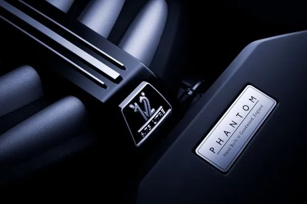 Rolls-royce phantom viii представлено найрозкішніший автомобіль від початку часів