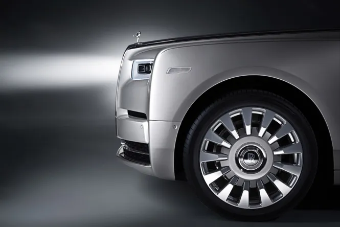 Rolls-royce phantom viii представлено найрозкішніший автомобіль від початку часів