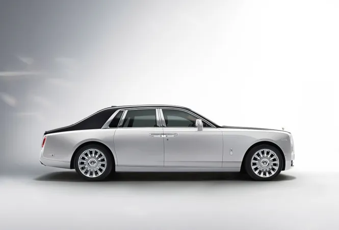 Rolls-royce phantom viii представлено найрозкішніший автомобіль від початку часів