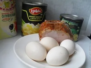 Салат з карбонатом і ананасами
