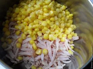 Салат з карбонатом і ананасами