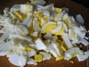 Салат з карбонатом і ананасами