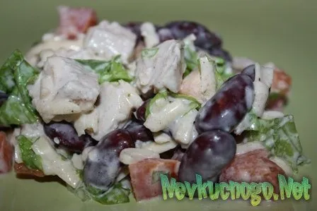 Салат з куркою, квасолею, помідорами, і сухариками - покроковий рецепт (помідорами) Салат з куркою, квасолею, помідорами, і сухариками - покроковий рецепт