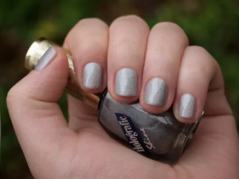 Скромний Голографик - лак для нігтів eveline holographic shine №406, записки лакоголіка (shine) Скромний Голографик - лак для нігтів eveline holographic shine №406, записки лакоголіка