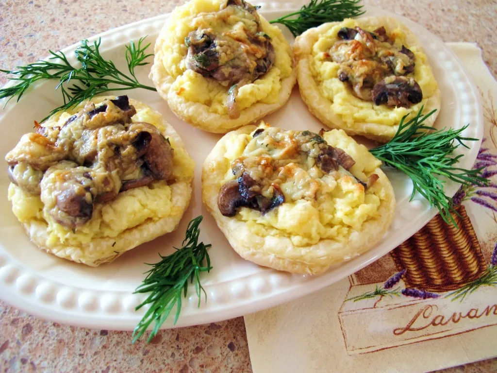 Слойки з картоплею і грибами, російська кухня (побачити рецепти Натисніть) Слойки з картоплею і грибами, російська кухня