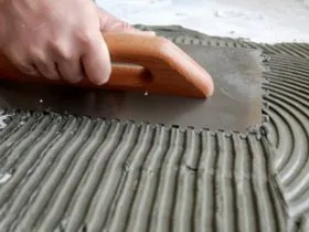 Створення рівній поверхні підлоги при використанні клею для плитки