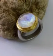 Весільні кільця з кольоровими каменями, необробленим каменем, без каменю або з перлами - фото (необробленим) Весільні кільця з кольоровими каменями, необробленим каменем, без каменю або з перлами - фото