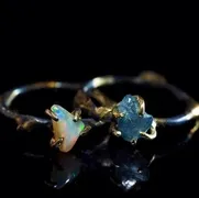 Весільні кільця з кольоровими каменями, необробленим каменем, без каменю або з перлами - фото (камінням) Весільні кільця з кольоровими каменями, необробленим каменем, без каменю або з перлами - фото