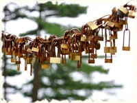 Весільна традиція вішаємо замок любові (фото) - я наречена - статті про підготовку до весілля і корисні (фото) Весільна традиція вішаємо замок любові (фото) - я наречена - статті про підготовку до весілля і корисні