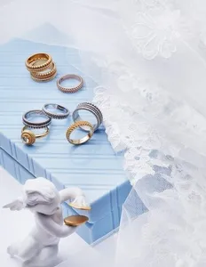 Весільні кільця з кольоровими каменями, необробленим каменем, без каменю або з перлами - фото (мода) Весільні кільця з кольоровими каменями, необробленим каменем, без каменю або з перлами - фото