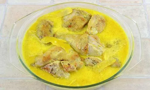 Тушкована курка в молоці