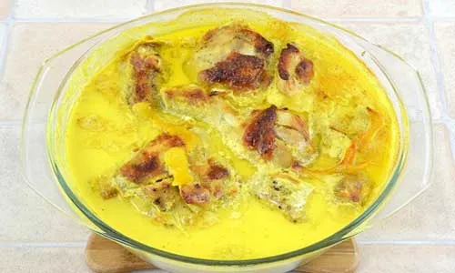 Тушкована курка в молоці