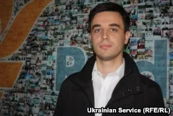 Щоб вижити там, треба стати кам'яним (б'ють Чоловікам легко) Щоб вижити там, треба стати кам'яним