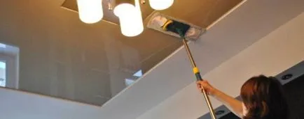 Чим мити глянцеві натяжні стелі без розлучень від пилу і кіптяви, фото і відео