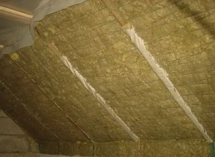Чим кріпити утеплювач (мінвату) між дерев'яних крокв (дерев'яні крокви) Чим кріпити утеплювач (мінвату) між дерев'яних крокв