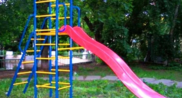 Дитячі гірки для дачі пластикові надувні, з гойдалками або басейном (дитячі) Дитячі гірки для дачі пластикові надувні, з гойдалками або басейном