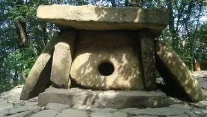 Дольмени в Житомирському краї і Геленджику (краснодарському) Дольмени в Житомирському краї і Геленджику