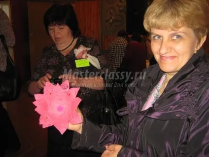 Квіти з ниток своїми руками