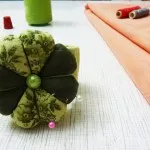 Игольница на руку, шию сама