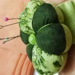 Игольница на руку, шию сама