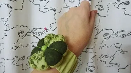 Игольница на руку, шию сама