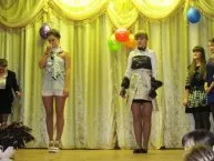 З чого ж, з чого ж, з чого зроблені наші дівчата ... (дівчата) З чого ж, з чого ж, з чого зроблені наші дівчата ...