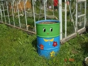 Декор бочок на дачі