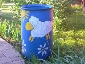 Декор бочок на дачі