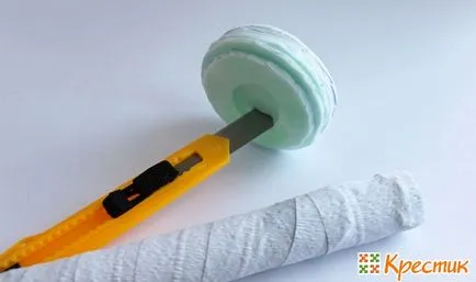 Як зробити букет троянд з цукерок і гофрованого паперу і упакувати його в портбукетницу