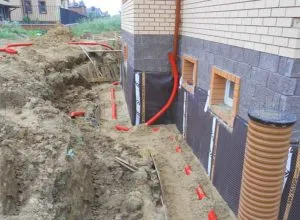 Як зробити дренаж фундаменту на ділянці приватного будинку