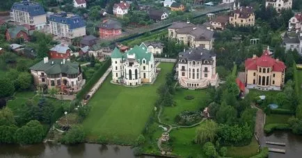 Як живуть на Рубльовці «скромні» будиночки з 7 спальнями, ліфтами і кінотеатрами