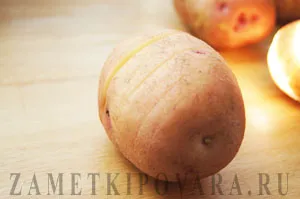 Картопля-гармошка з сиром і вершковим маслом, прості кулінарні рецепти з фотографіями (рецепти) Картопля-гармошка з сиром і вершковим маслом, прості кулінарні рецепти з фотографіями