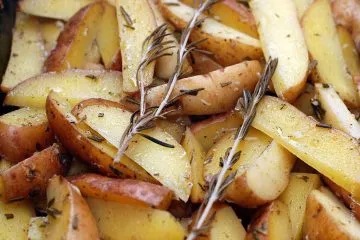 Картопля в духовці запечена зі свіжим розмарином (запечена) Картопля в духовці запечена зі свіжим розмарином
