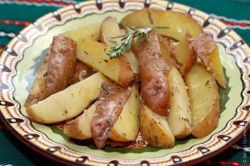 Картопля в духовці запечена зі свіжим розмарином (розмарином) Картопля в духовці запечена зі свіжим розмарином