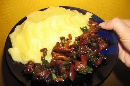 Картопля, запечена з грибами і овочами в духовці; картопля, тушкований з грибами і овочами (овочами) Картопля, запечена з грибами і овочами в духовці; картопля, тушкований з грибами і овочами