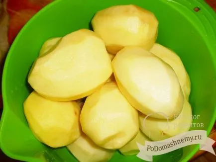 Картопля тушкована з помідорами і сиром
