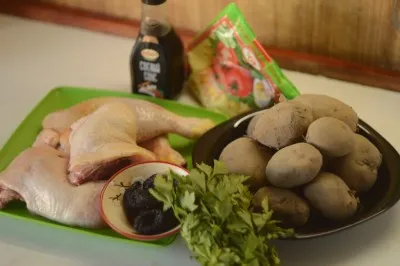 Курка в духовці з чорносливом і картоплею (курка) Курка в духовці з чорносливом і картоплею