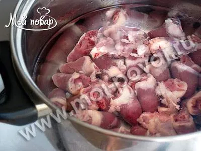 Курка, фарширована потрохами і локшиною - кулінарний рецепт (локшиною) Курка, фарширована потрохами і локшиною - кулінарний рецепт