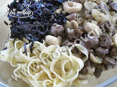 Курка, фарширована потрохами і локшиною - кулінарний рецепт (потрохами) Курка, фарширована потрохами і локшиною - кулінарний рецепт