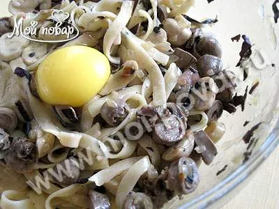 Курка, фарширована потрохами і локшиною - кулінарний рецепт (потрохами) Курка, фарширована потрохами і локшиною - кулінарний рецепт