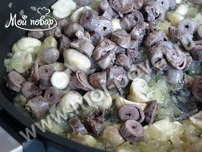 Курка, фарширована потрохами і локшиною - кулінарний рецепт (потрохами) Курка, фарширована потрохами і локшиною - кулінарний рецепт